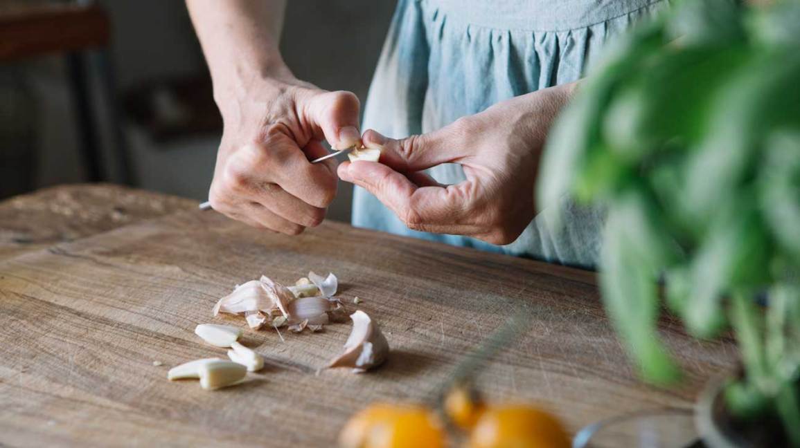 Tỏi là loại gia vị thiết yếu mà đại đa số các món ăn phải có để thêm phần ngon miệng