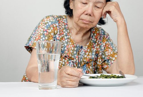 Người già chán ăn nên làm gì để cải thiện tình trạng?