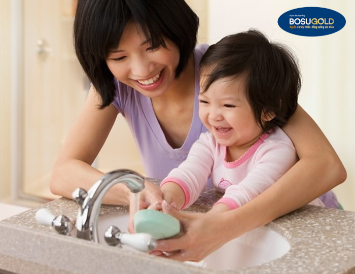 Vệ sinh thân thể và môi trường xung quanh sạch sẽ là cách tăng sức đề kháng cho trẻ hiệu quả 